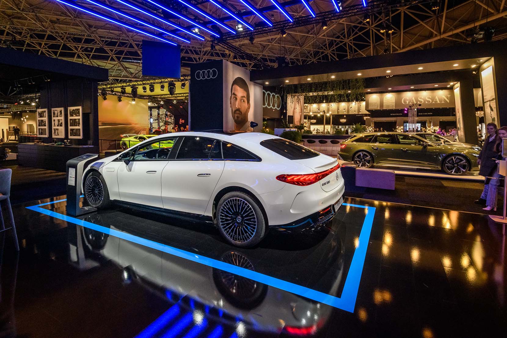 Creatieve standbouw door ervaren standbouwers – op de afbeelding zie je onze unieke en indrukwekkende beursstand voor Mercedes.